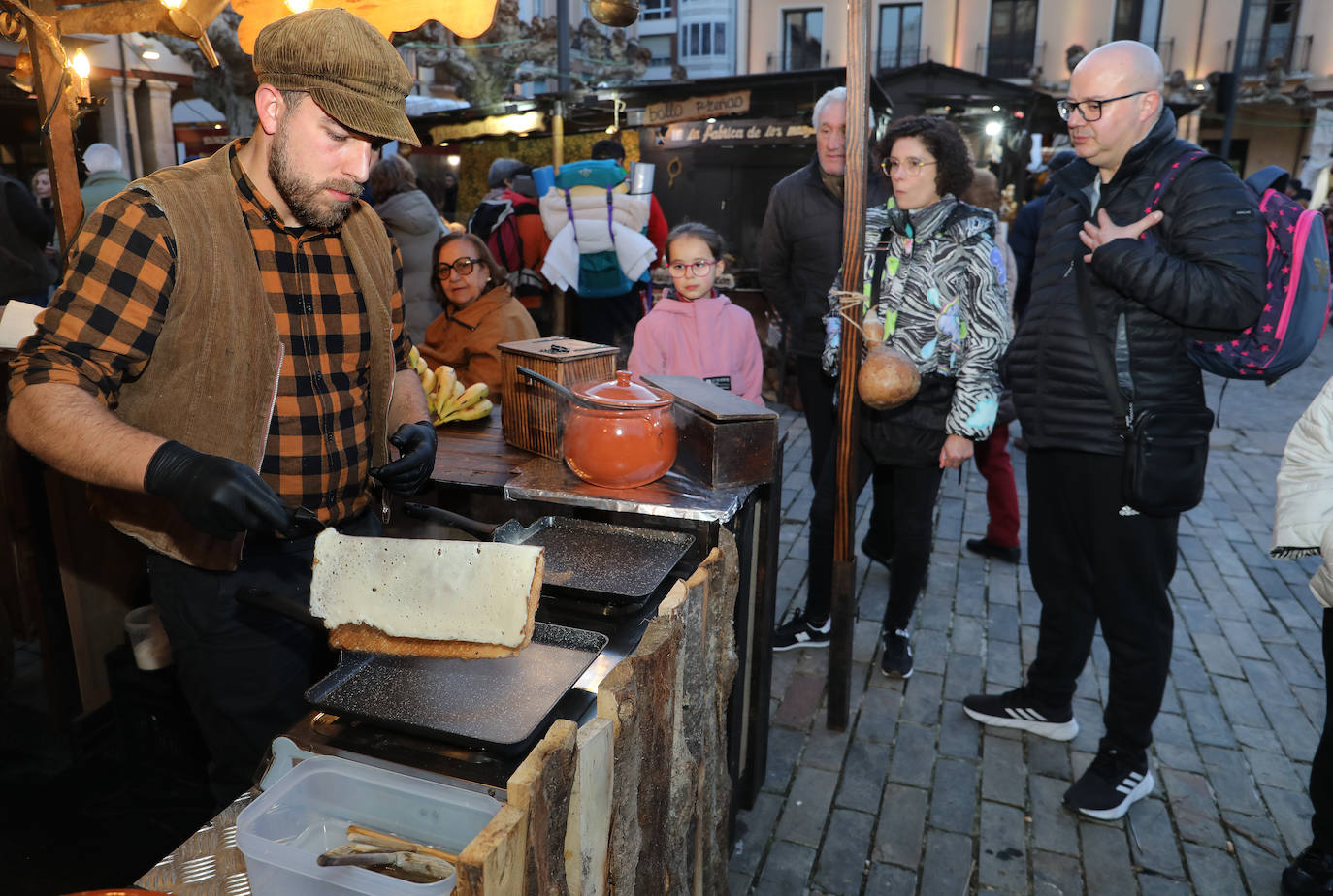 La Plaza Mayor de Palencia más artesana en la fiesta de las Candelas