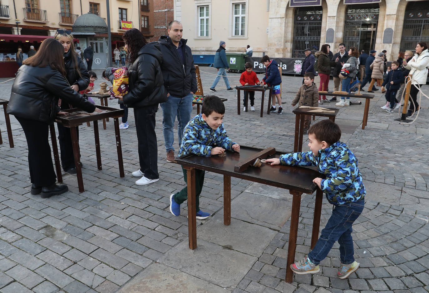 La Plaza Mayor de Palencia más artesana en la fiesta de las Candelas