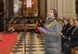 La alcaldesa, Miriam Andrés, dirige sus peticiones mirando a la Virgen.