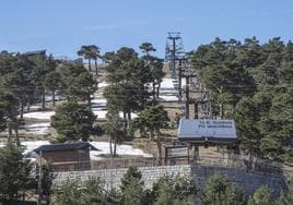 Las pistas de esquí de Navacerrada está cerradas este viernes por falta de nieve.