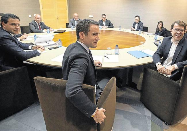 Negociación entre PP y Cs en junio de 2019, que fraguaron el pacto que permitió a Mañueco presidir la Junta de Castilla y León.