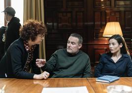 Icíar Bollaín en un momento del rodaje con los actores Urko Olazabal y Mireia Oriol.