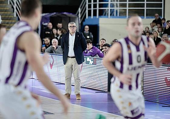 Paco García, al fondo, observa las evoluciones de su equipo en una acción de ataque.