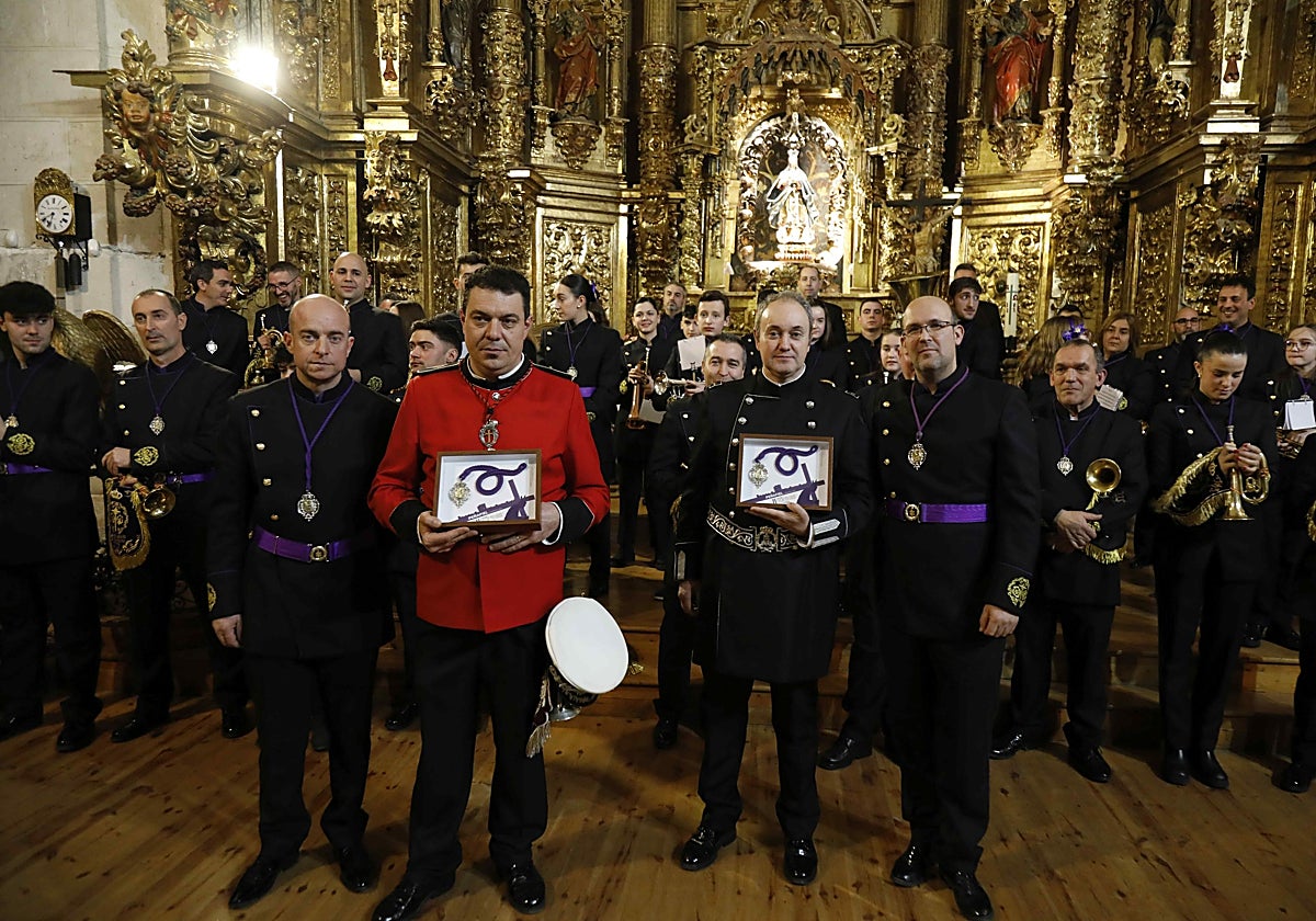 Miembros de la cofradía organizadora, Nuestro Padre Jesús Nazareno, hacen entrega de un recuerdo a representantes de las bandas invitadas en este cuarto certamen.