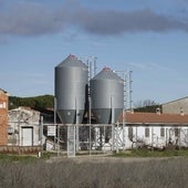 Los Bomberos abastecen de agua una granja porcina de Peñafiel