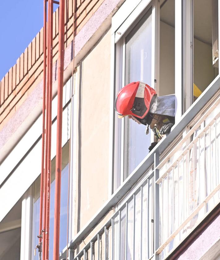 Imagen secundaria 2 - Varias imágenes del desalojo de los vecinos en la calle Cisne a causa del incendio en la cuarta planta.