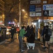 Los bomberos revisan los pisos más afectados por el incendio en un garaje