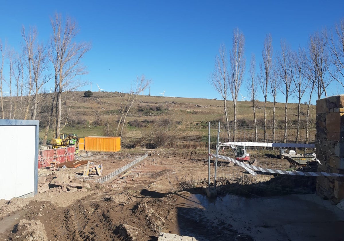 Obra de la piscina climatiza en Suellacabras