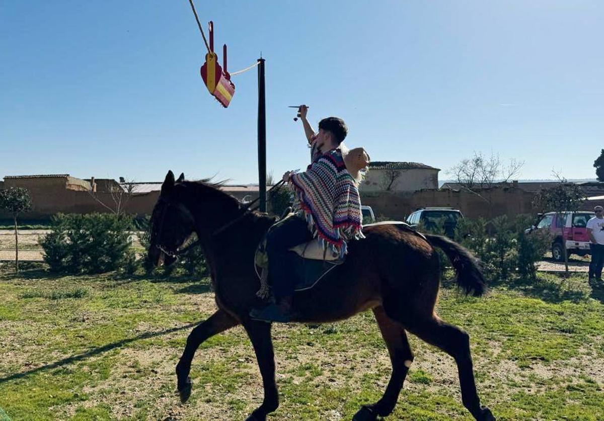 Uno de los quintos participa en la carrera de las cintas de Tordehumos, este sábado.