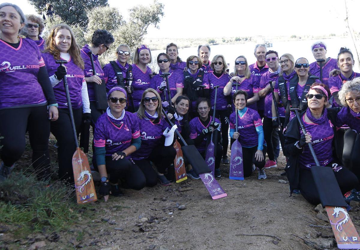 Las integrantes del club de piragüismo Vallkirias Pisuerga, este sábado, antes de entrenar en el Pontón Alto de Segovia.