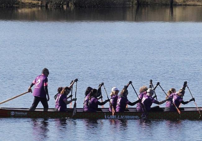 Las Vallkirias reman en el Pontón durante la sesión de entrenamiento dirigida por Narciso Suárez.