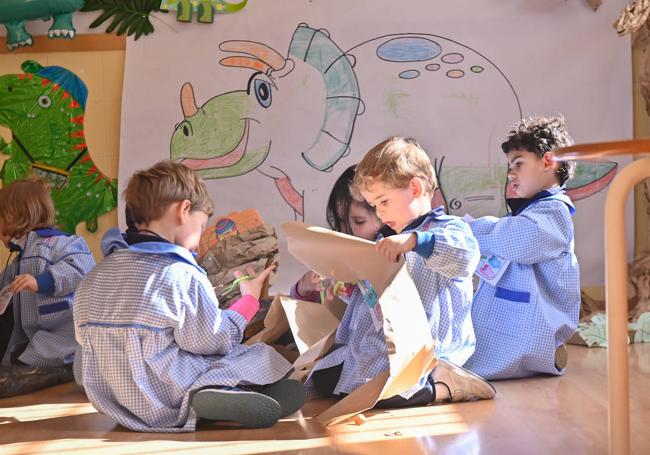 Los niños trabajan en clase por grupos trabajando diferentes contenidos