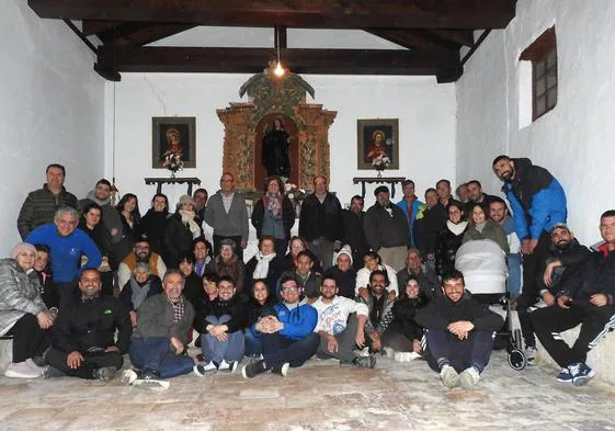 Foto de familia de los asistentes al acto en Fuentepiñel en honor a Santa Brígida.