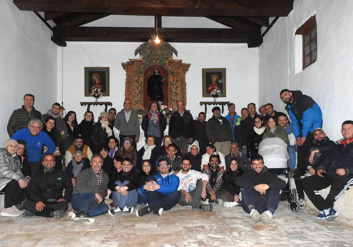 Foto de familia de los asistentes al acto en Fuentepiñel en honor a Santa Brígida.