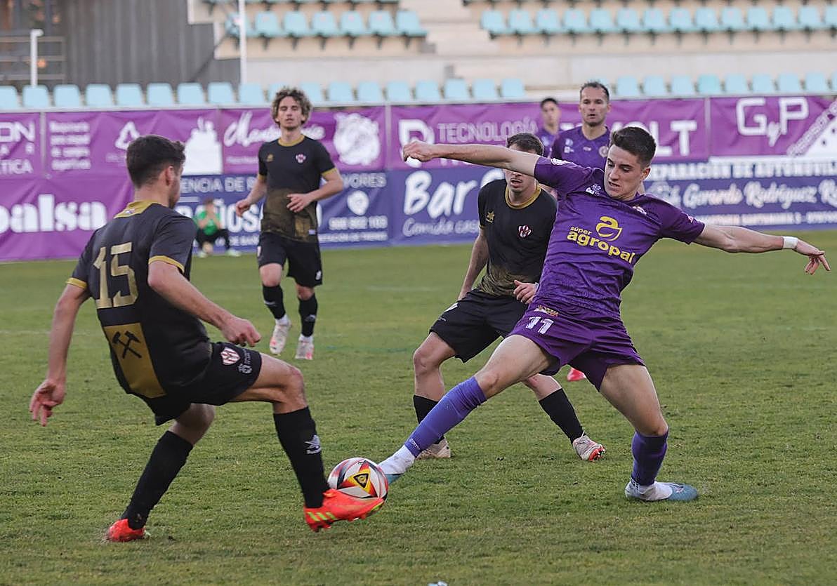 Samu disputa un balón a la defensa del Bembibre.