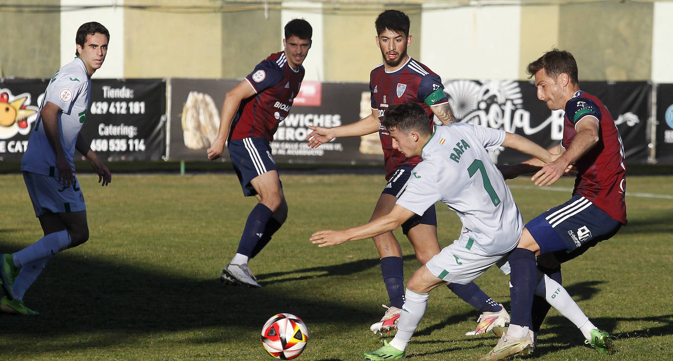 Fer Llorente intenta presionar a Rafa durante el partido de este domingo.