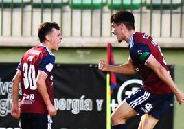 Iker Fernández 'Peke' celebra con Sergi Molina el gol del empate.