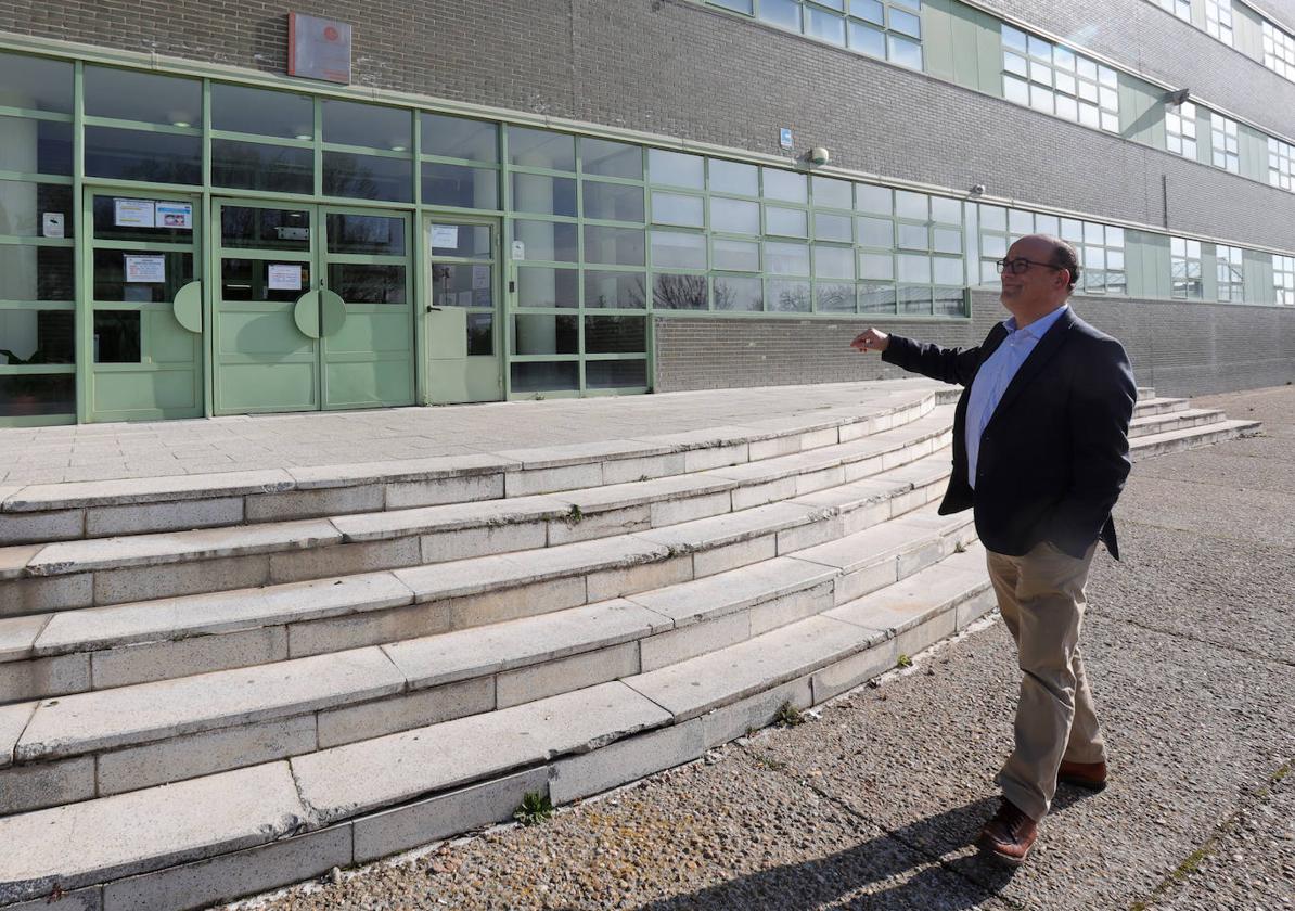 El nuevo director de la Escuela Agraria, Luis Miguel Cárcel, junto al edificio académico.