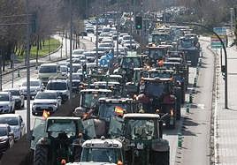 Los tractores colapsan el tráfico en Valladolid durante el pasado viernes.