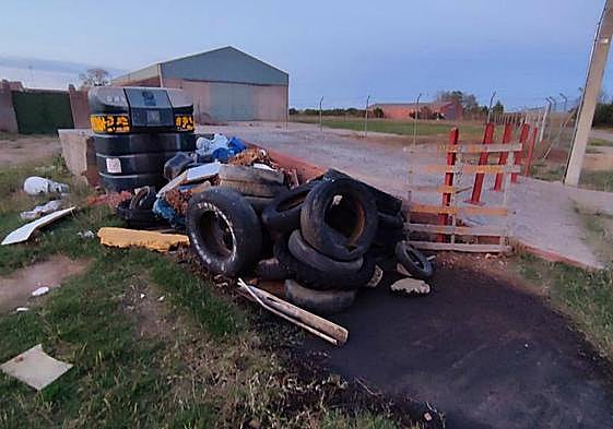 Residuos acumulados en Boadilla de Rioseco.
