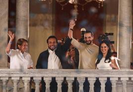 Nayib Bukele saluda desde el balcón del Palacio Nacional junto a su esposa Gabriela, el vicepresidente Félix Ulloa y su esposa, tras declararse ganador en las elecciones presidenciales.