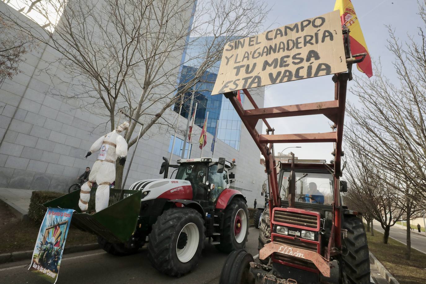 Tractores con un muñeco colgado a la puerta de la Consejería de Agricultura.