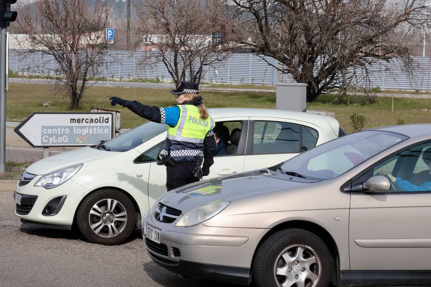 Policías locales informan a los automovilistas afectados por la marcha lenta de tractores en las inmediaciones de Mercaolid.