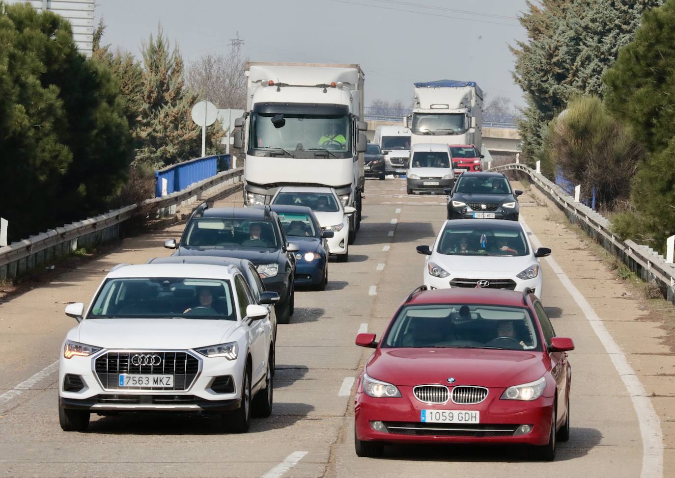 Tráfico parado en una de la arterias de entrada a Valladolid.