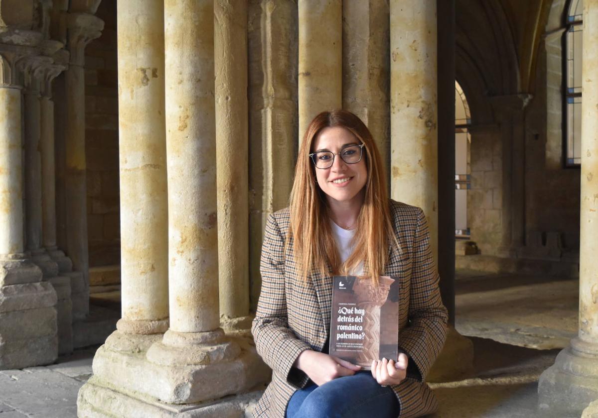 Cristina Párbole, junto a la sala capitular del Monasterio Santa María la Real de Aguilar.