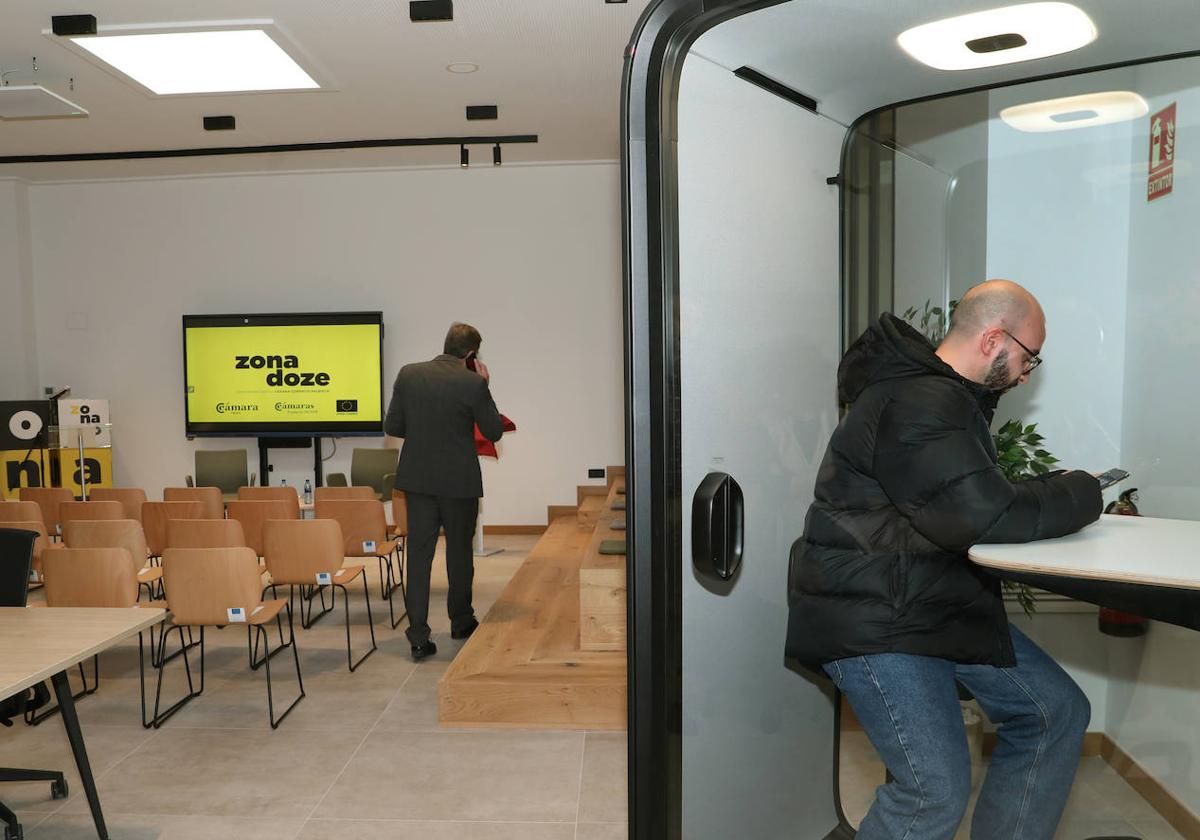 Sala dispuesta para la inauguración de la 'Zona Doze' en la Cámara de Comercio de Palencia.