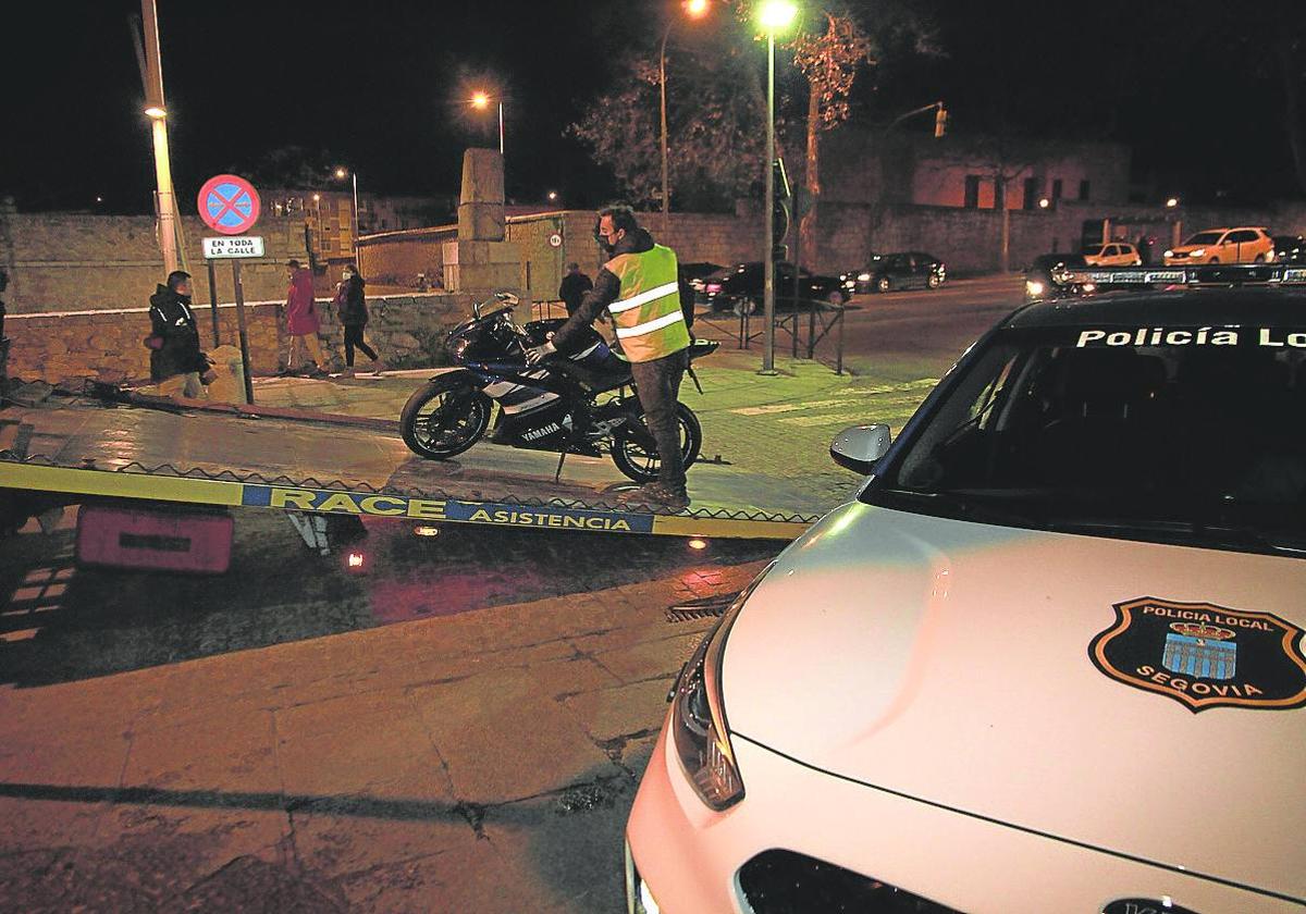 Policía Local interviene en un accidente de motocicleta en el centro de Segovia.