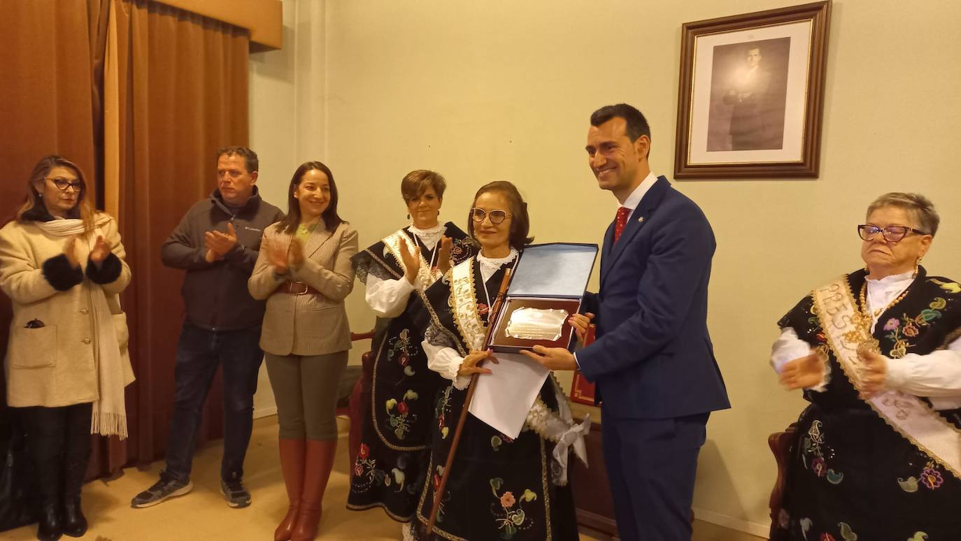 Las Águedas de Medina de Rioseco son recibidas en el Ayuntamiento por el alcalde, David Esteban.