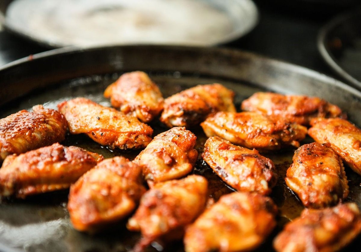 Alitas de pollo fritas al ajillo