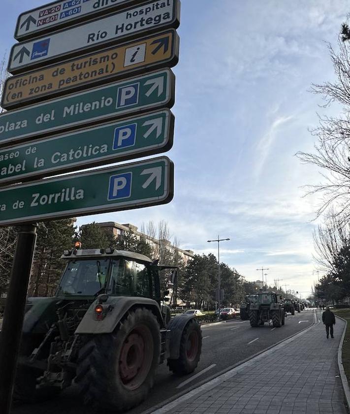 Imagen secundaria 2 - Los tractores, en la Avenida de Salamanca, y parados en un aparcamiento en el camino de la N-122.