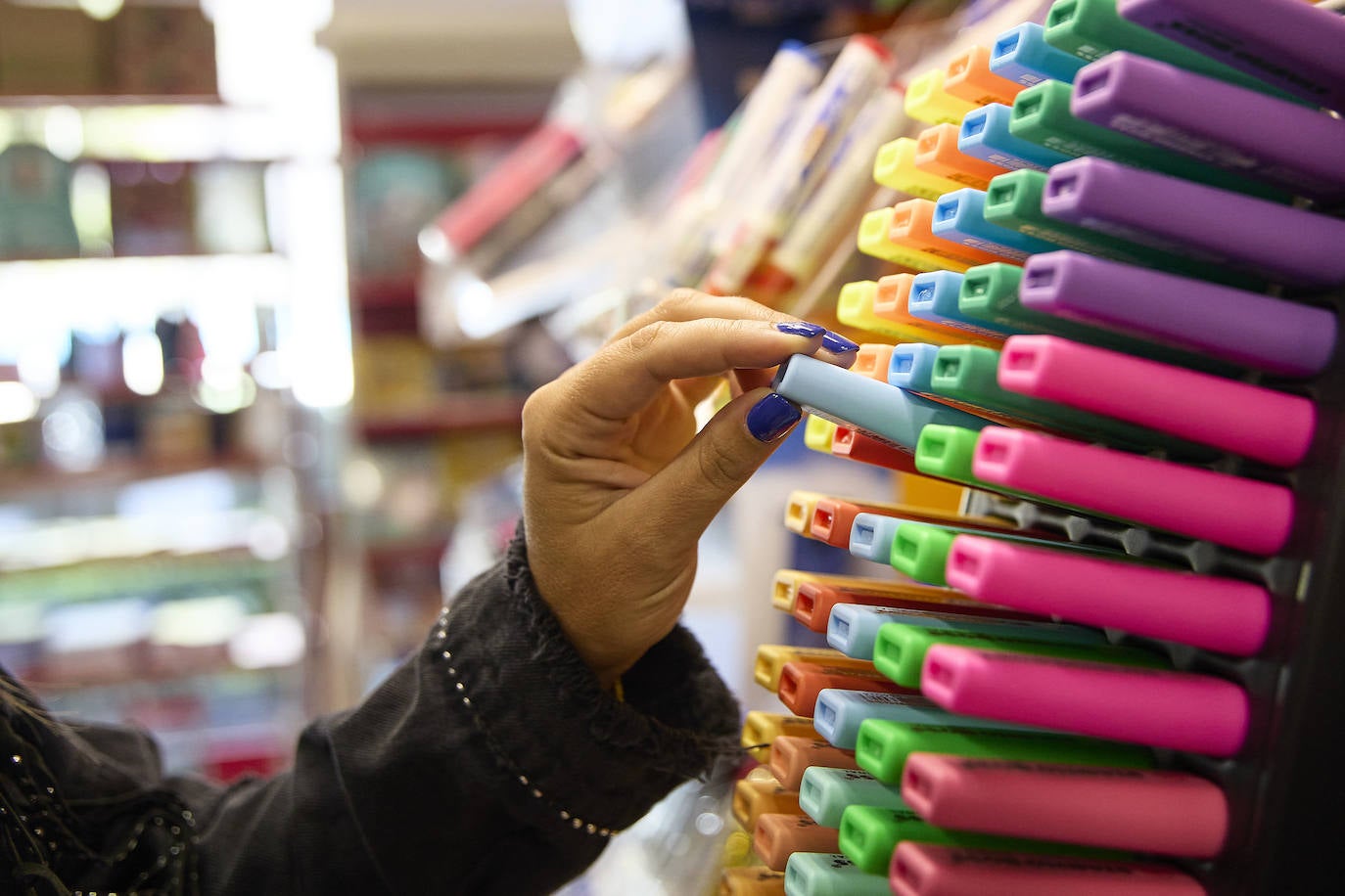 Así puedes eliminar el subrayador fluorescente del papel