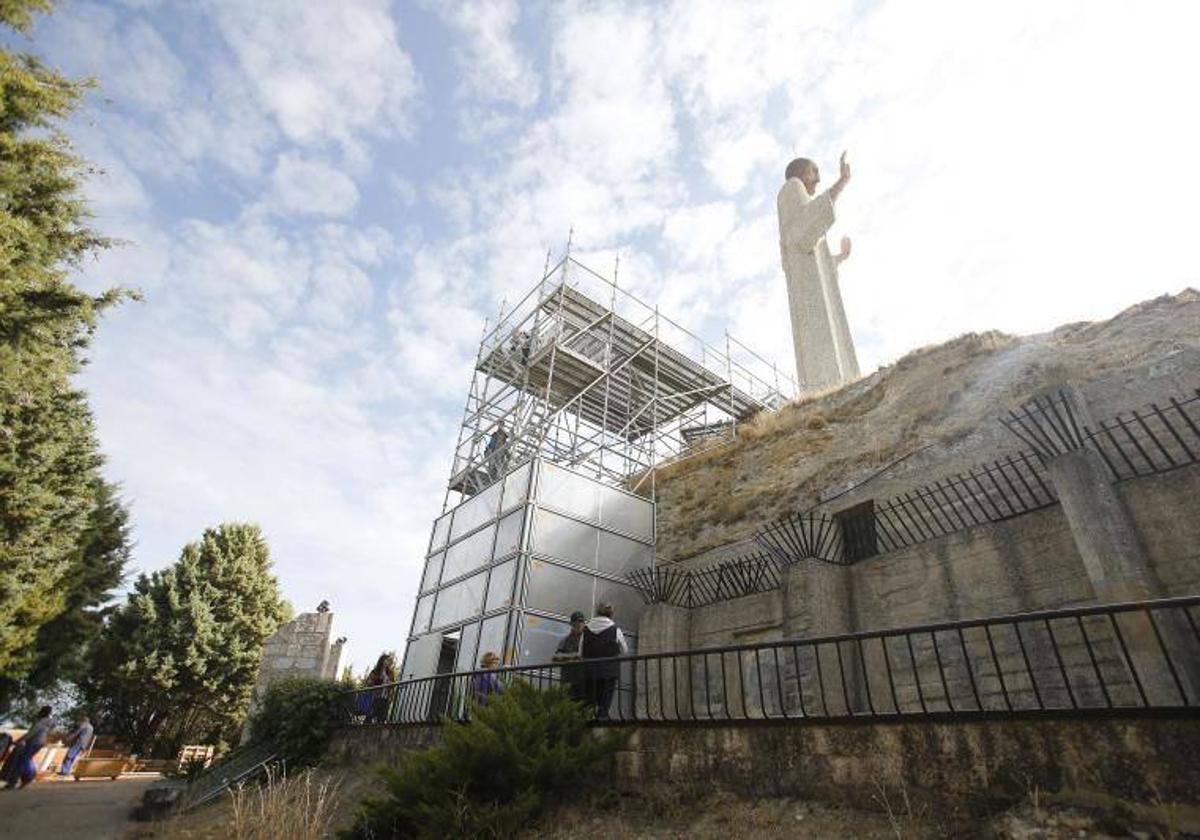 Elevador provisional que se instaló en el año 2016 como una prueba piloto con motivo de las obras de restauración.