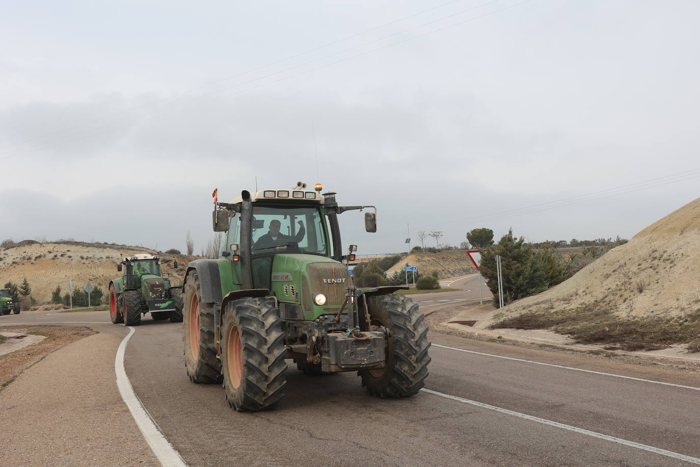 Una cadena de tractores cose la ciudad de Palencia