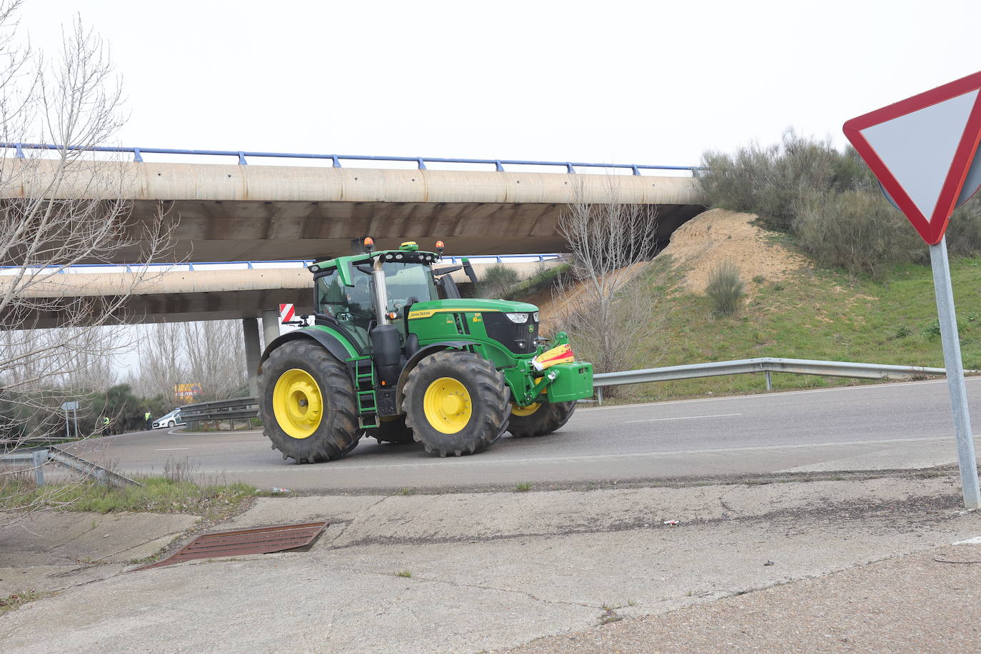 Una cadena de tractores cose la ciudad de Palencia