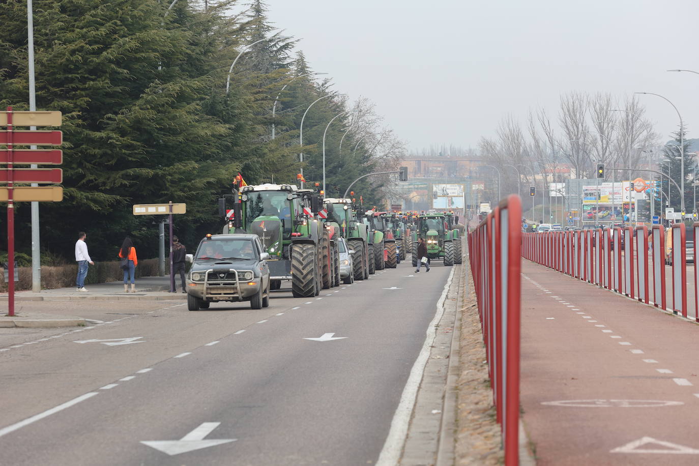 Una cadena de tractores cose la ciudad de Palencia