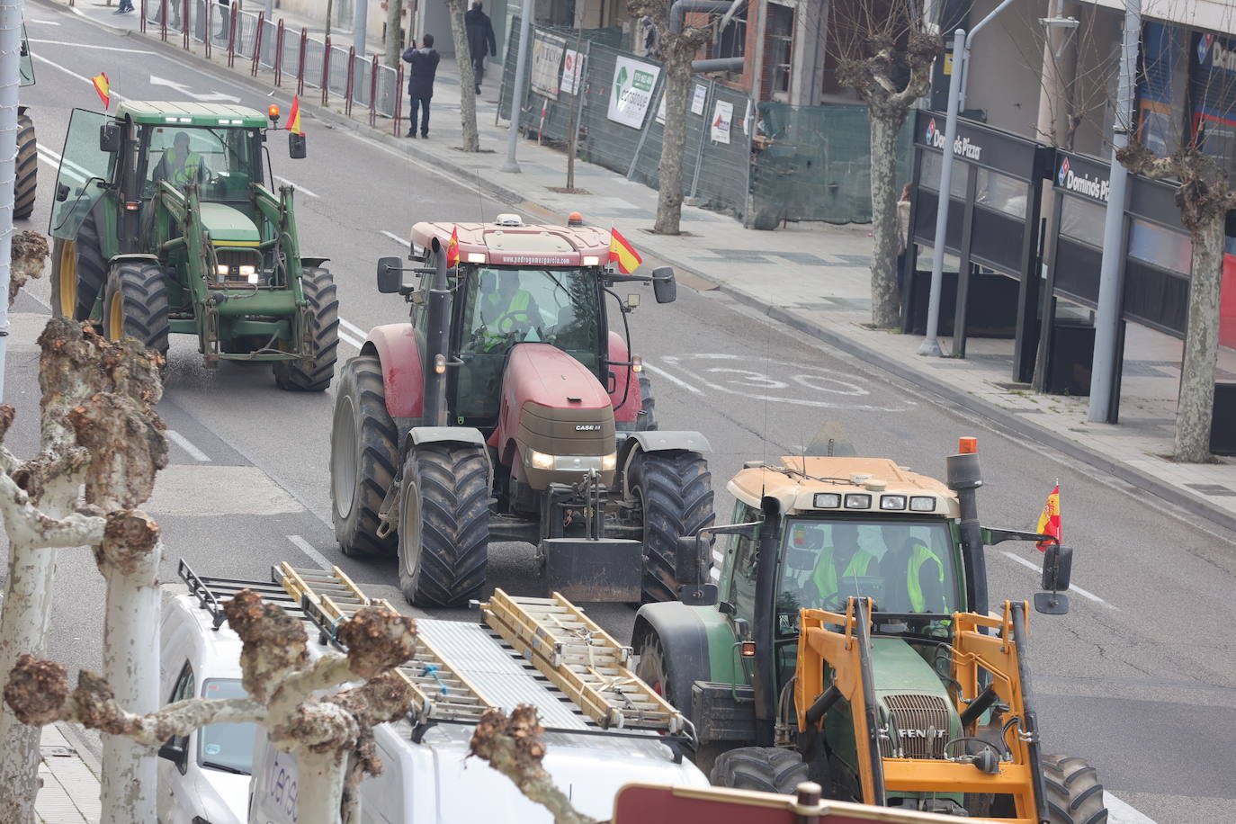 Una cadena de tractores cose la ciudad de Palencia