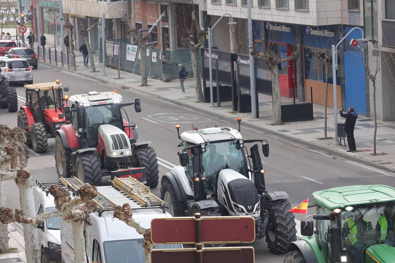 Una cadena de tractores cose la ciudad de Palencia