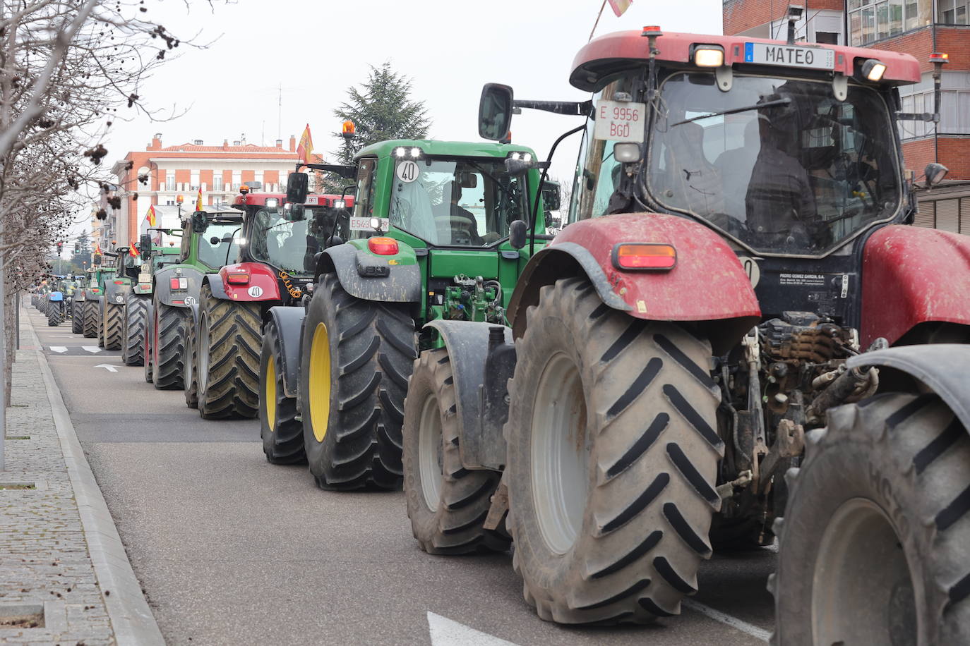 Una cadena de tractores cose la ciudad de Palencia