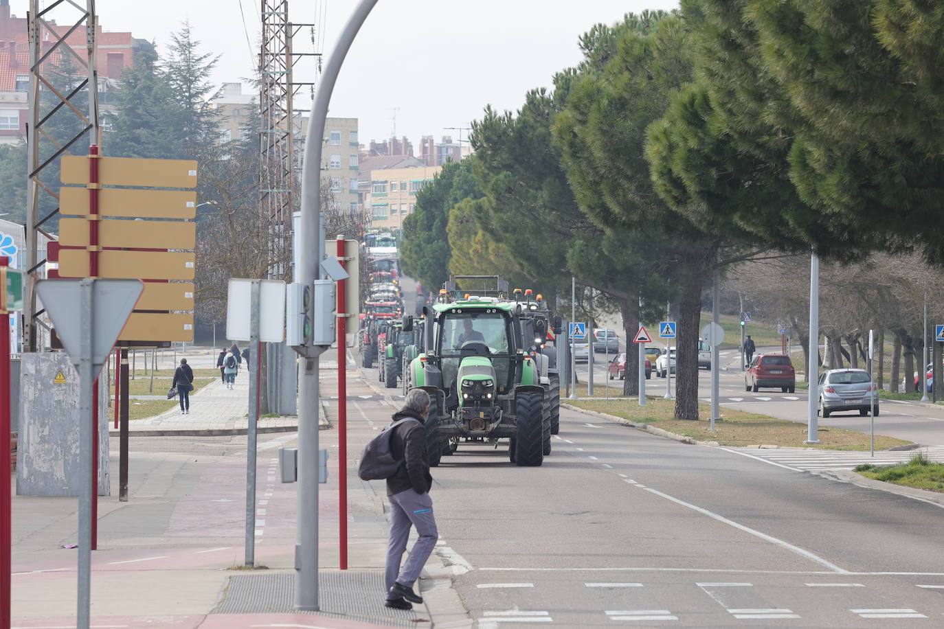 Una cadena de tractores cose la ciudad de Palencia