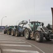 Una cadena de tractores cose la ciudad de Palencia