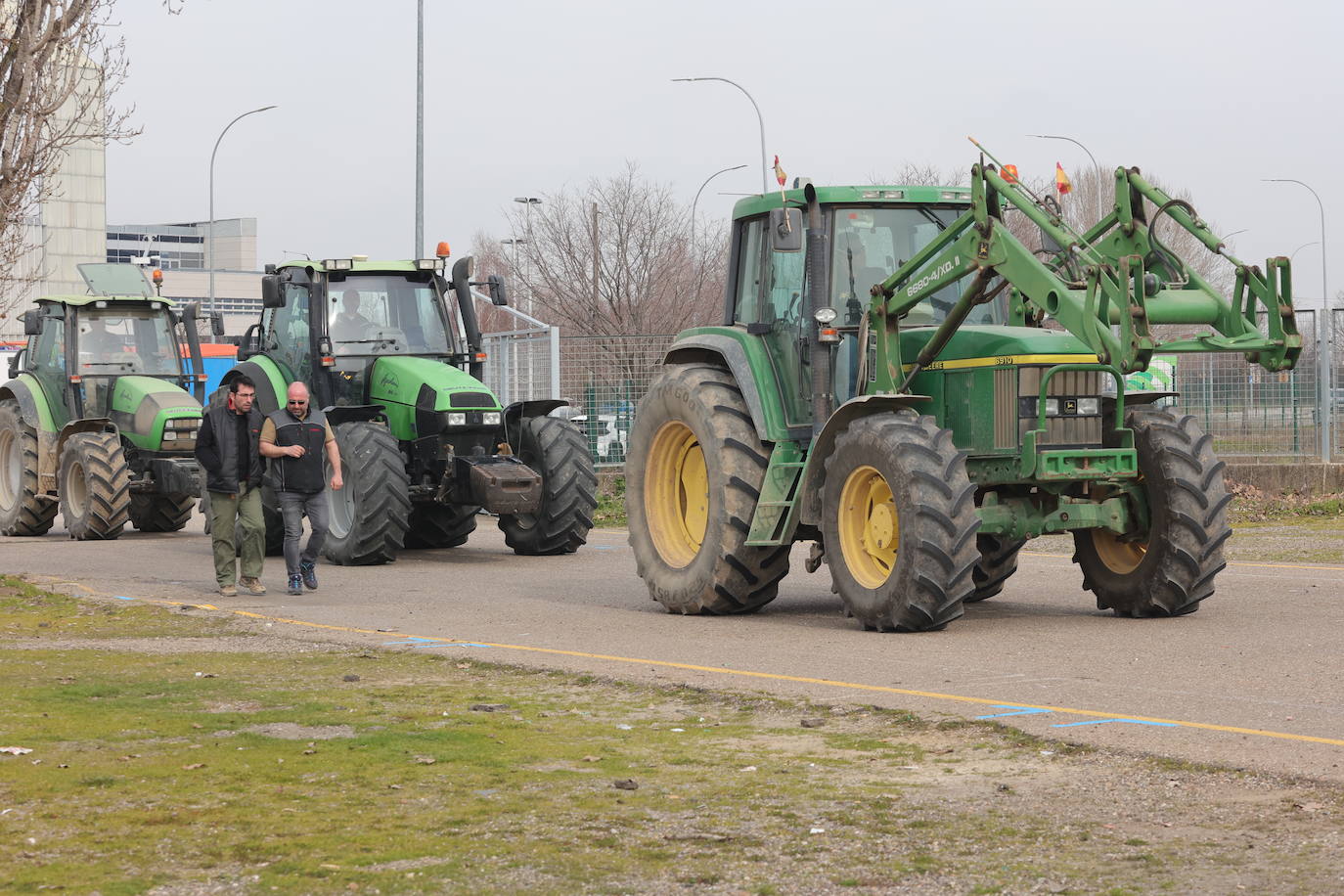 Una cadena de tractores cose la ciudad de Palencia