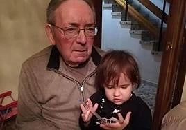 Emilio Hernández, maestro quesero fallecido, junto a su nieta.