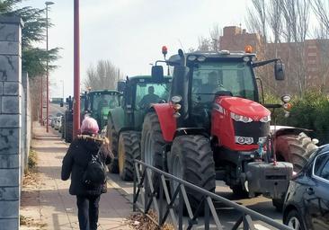 Los tractores cruzan el viaducto parcheado de Daniel del Olmo pese a estar prohibido el tráfico pesado