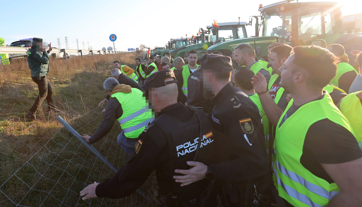 Los agricultores cortan la autovía en la ronda de Palencia