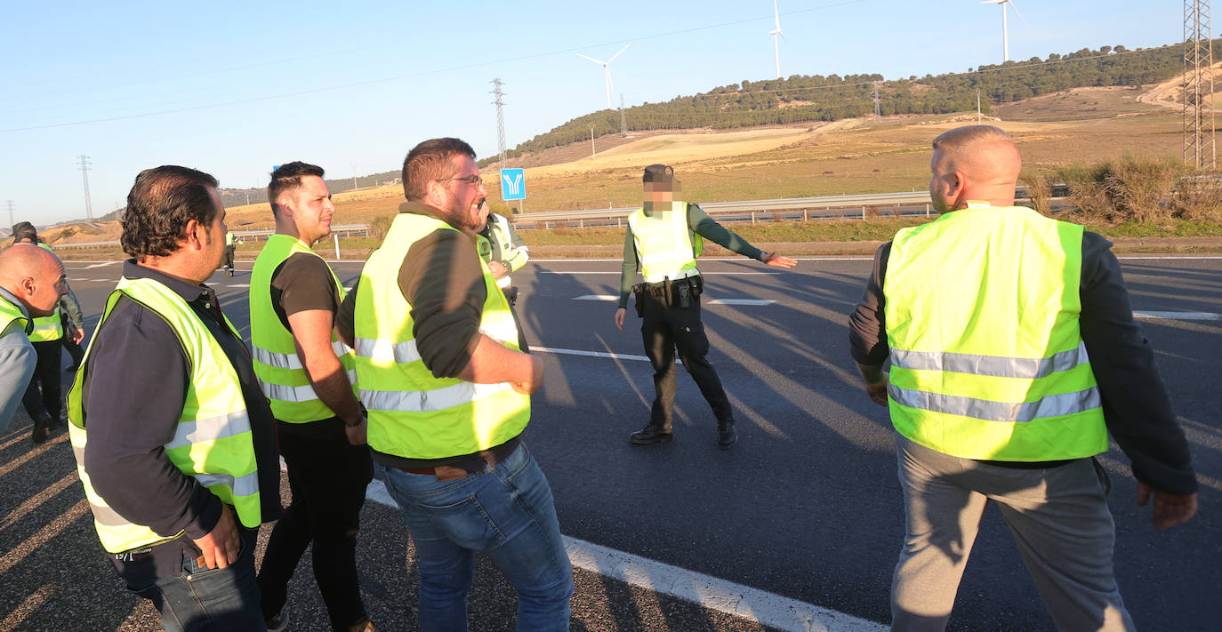 Los agricultores cortan la autovía en la ronda de Palencia
