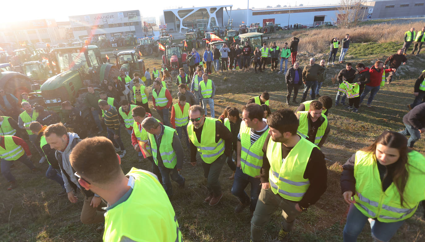 Los agricultores cortan la autovía en la ronda de Palencia